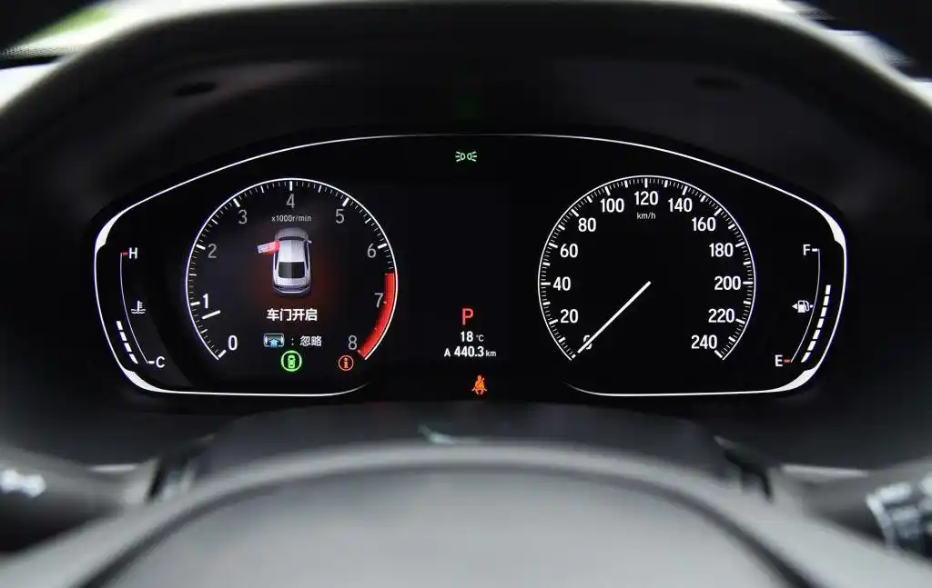 内饰方面,全新一代雅阁相比现款车型有了一定的变化,中控显示屏由传统