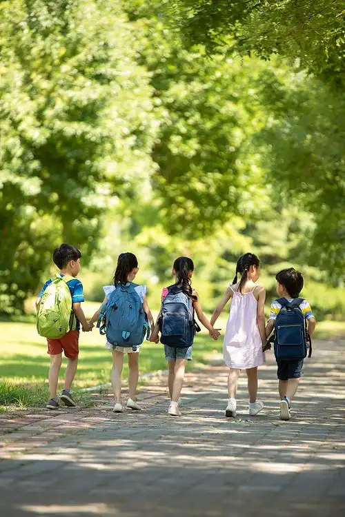 孩子们背着书包去上学图片下载