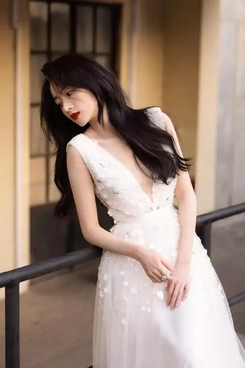 胡冰卿复古红唇好美