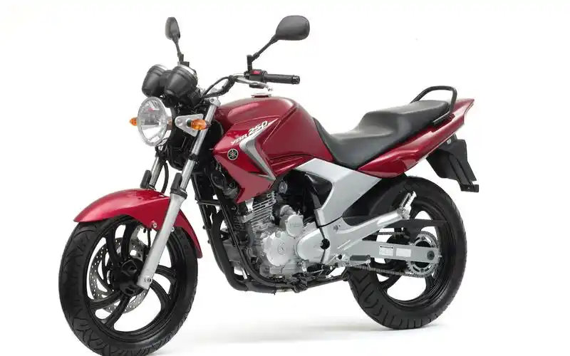 雅马哈250跨骑摩托车