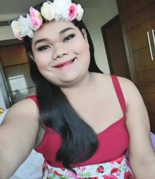 又肥又丑她爆红网络,成为了另类的女神,找了一个帅气的