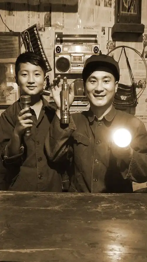童年回忆80年代经常停电每家都会有一个家用电器那就是铁皮手电筒你家