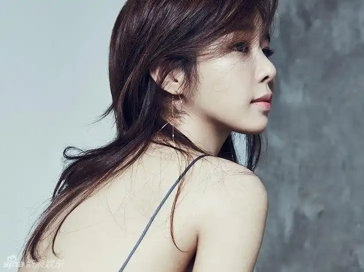 韩星刘仁娜拍大片 大露背美艳动人