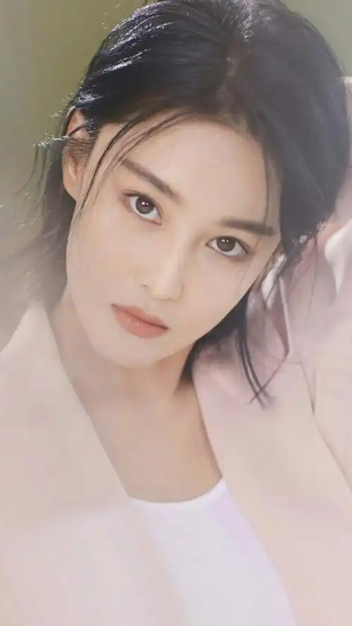 手机壁纸:张馨予一身粉色西装,帅气又柔美,完美减龄的装扮,时尚又唯美