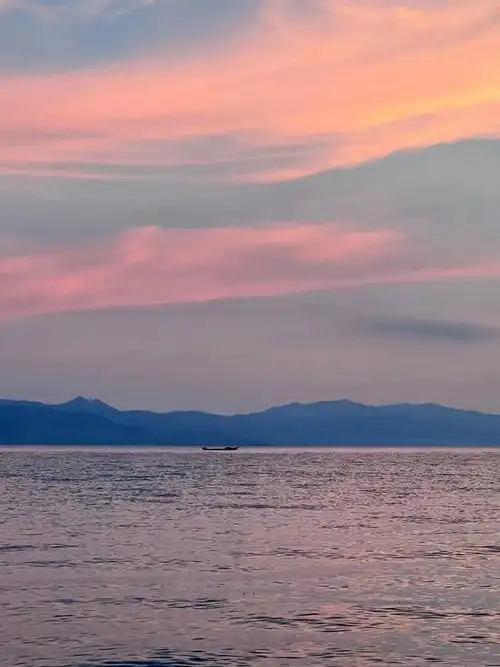 抚仙湖旅拍吹爆抚海湾的晚霞