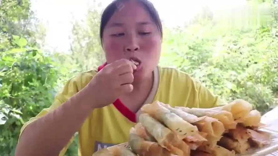 陈说美食:胖妹做油炸春卷,色泽金黄,忍不住1口吃1个,真过瘾