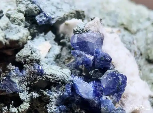 蓝锥矿的鉴定产地蓝锥矿和蓝宝石的区别