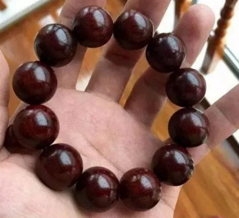 为什么你的小叶紫檀手串这么久了还没有包浆?