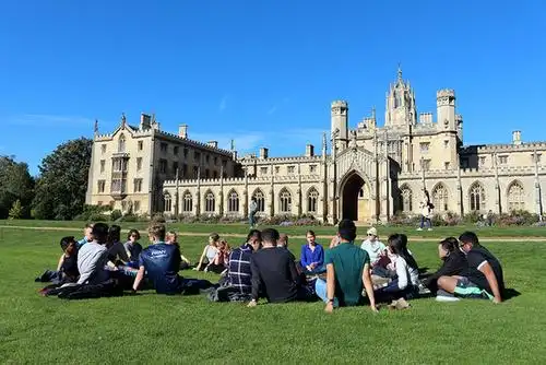 牛津和剑桥大学毕业生,更偏向说是学院毕业的而不是大学,为什么