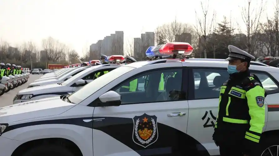 警车列装骑警上路山东广饶公安警用车辆列装暨春雷行动集中出警仪式