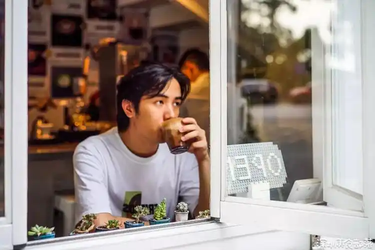 我点的是摩卡,咖啡味很浓郁香醇,但不是那种苦涩的纯斋啡,而是加入了