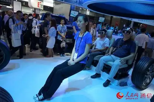 高清:世界移动大会上的"黑科技"美女悬空坐吓坏观众