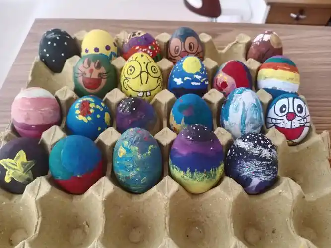 大武口区小橘灯妇女儿童服务中心开展"七彩童心手绘蛋,争当最美小少年