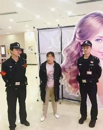 巡警四大队抓获一名女扒手