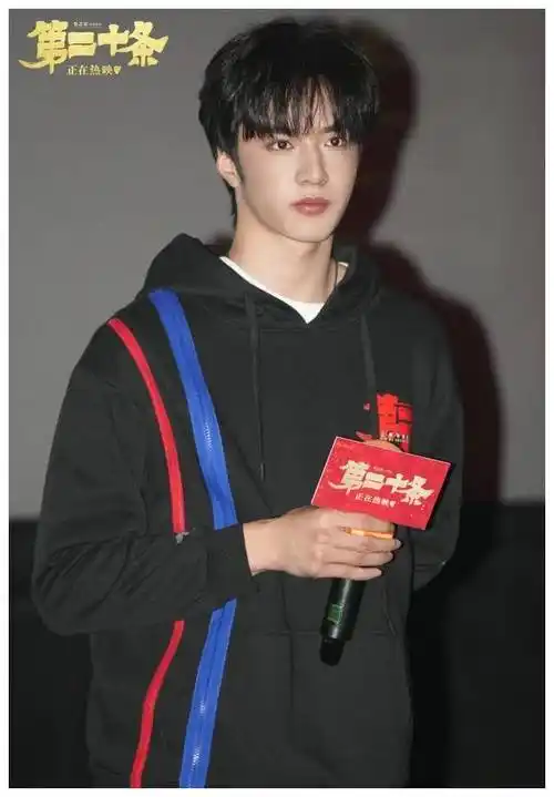 重庆崽儿刘耀文银幕首秀《第二十条》回家,给家乡带来欢乐!