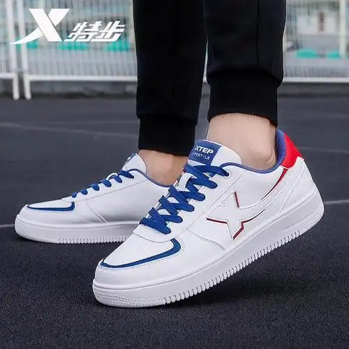 特步男鞋板鞋男春季新款男士低帮潮鞋男士皮面防水休闲鞋子运动鞋