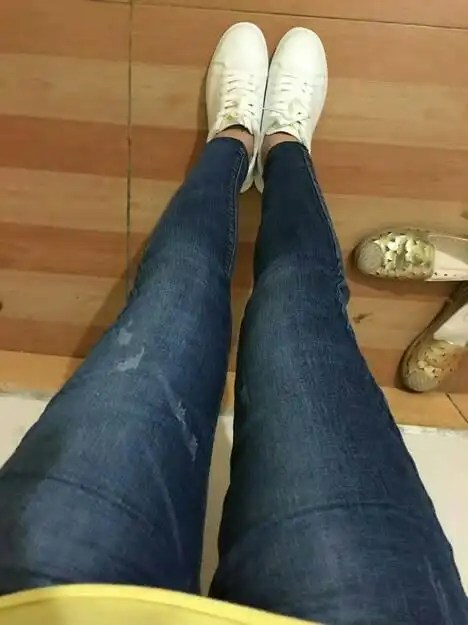 自拍的时候用什么姿势什么角度拍出来显腿细长