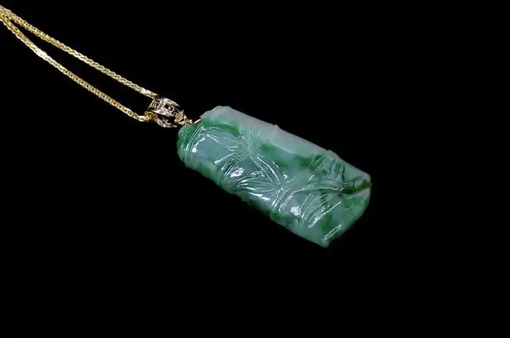 翡翠竹节镶18k黄金吊坠