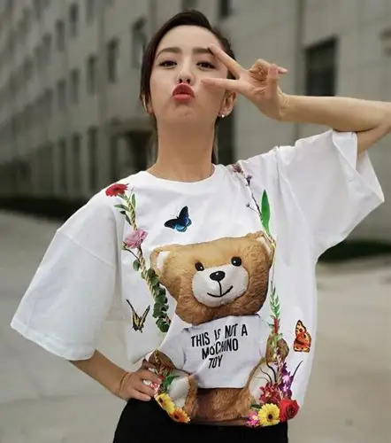 佟丽娅甜笑比耶送香吻调皮发文要粉丝找亮点