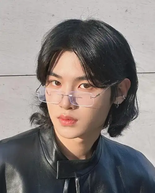 黄明昊超话97#黄明昊新ep一人之众#小树杈丨instagram黄明昊 ins