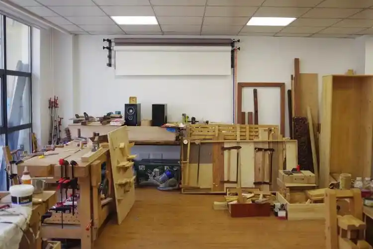 辛智每天都会一个人在这间工作室里待上七八个小时,早上早早来到工作