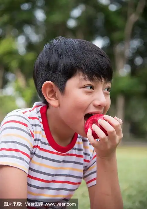亚洲男孩咬苹果