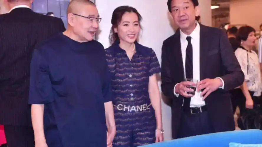 68岁刘銮雄带甘比公开亮相状态好,两人十指紧扣大秀恩爱