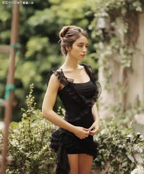 性感女星凯莉·考恩黑色低胸紧身裙,蚂蚁腰,天鹅颈