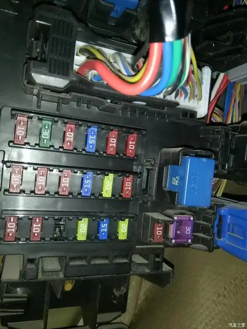 急求奥拓空调继电器位置