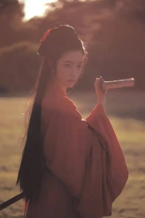 栾蕾英古风大片手持利剑演绎独行女侠客