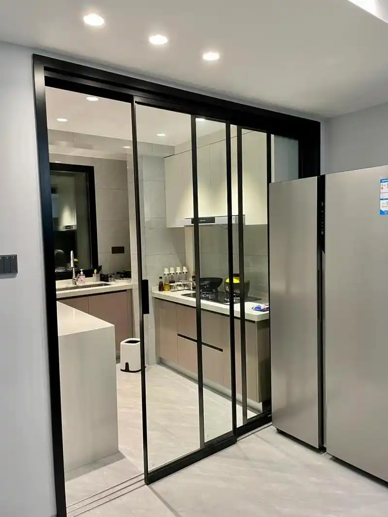 厨房门做了三联动推拉的,嵌入式地轨,看着还不错~ 橱柜颜色也挺喜欢