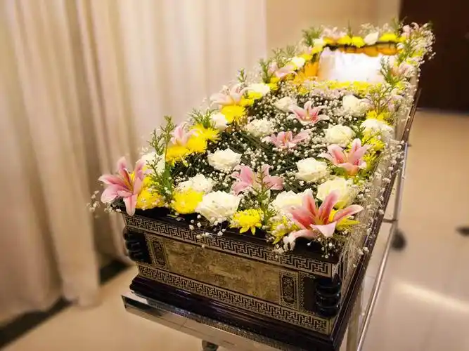 文明棺鲜花布置-鲜花布置-服务项目--武汉市青山殡仪馆