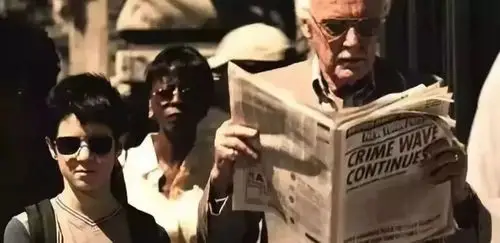 默克多拉了他回来.