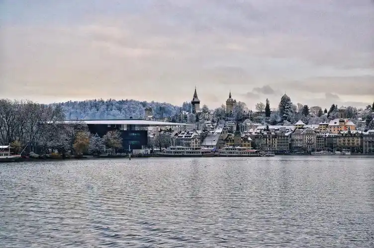 瑞士琉森湖雪景