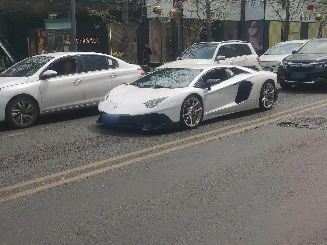 兰博基尼大牛埃文塔多lp700,落地价800万