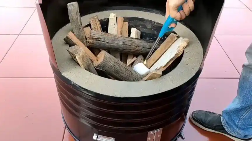 物其所用第二期:大叔利用废弃油桶制作柴火炉