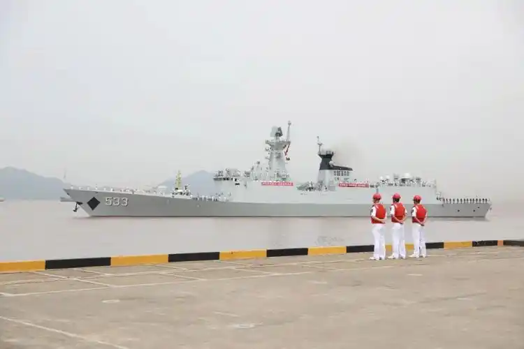 今天上午海军第41批护航编队起航奔赴亚丁湾