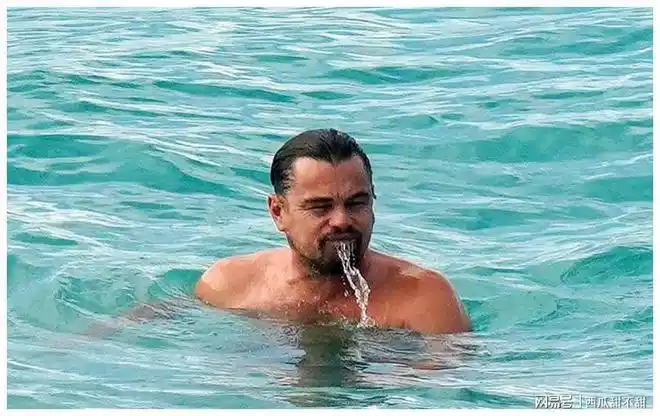 小李子23岁女友晒新照身着蓝色泳装惊艳四座