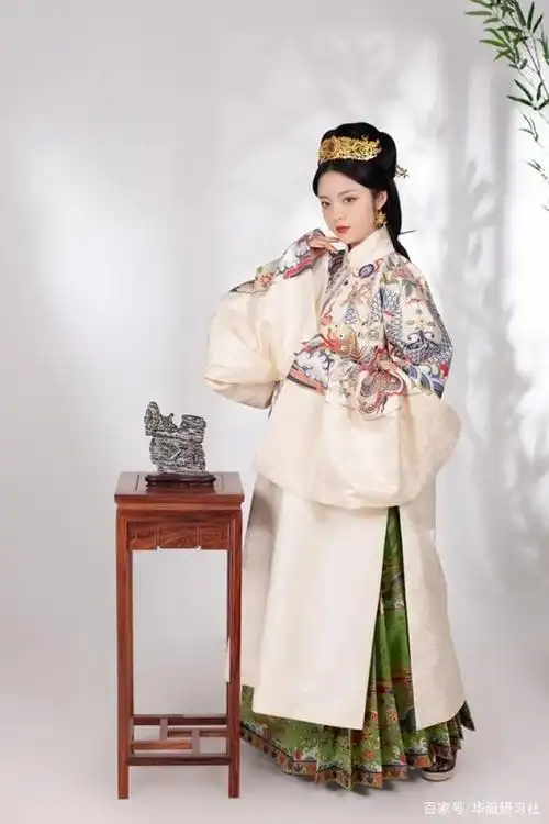 袄裙是中国传统服饰中少有的延续至今的服装, 是现如今汉族的主要