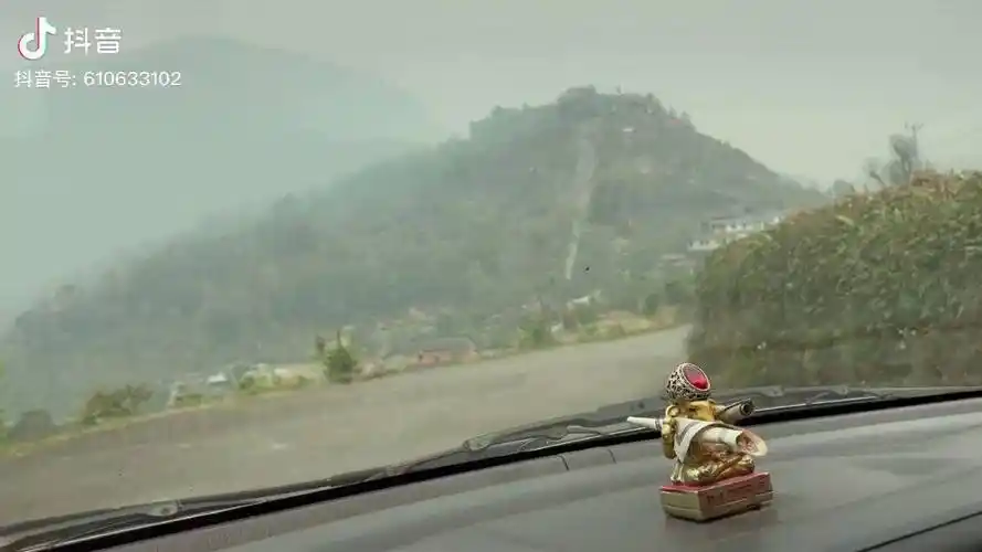 尼泊尔女孩子苏扎达不愿意回老家因为太远