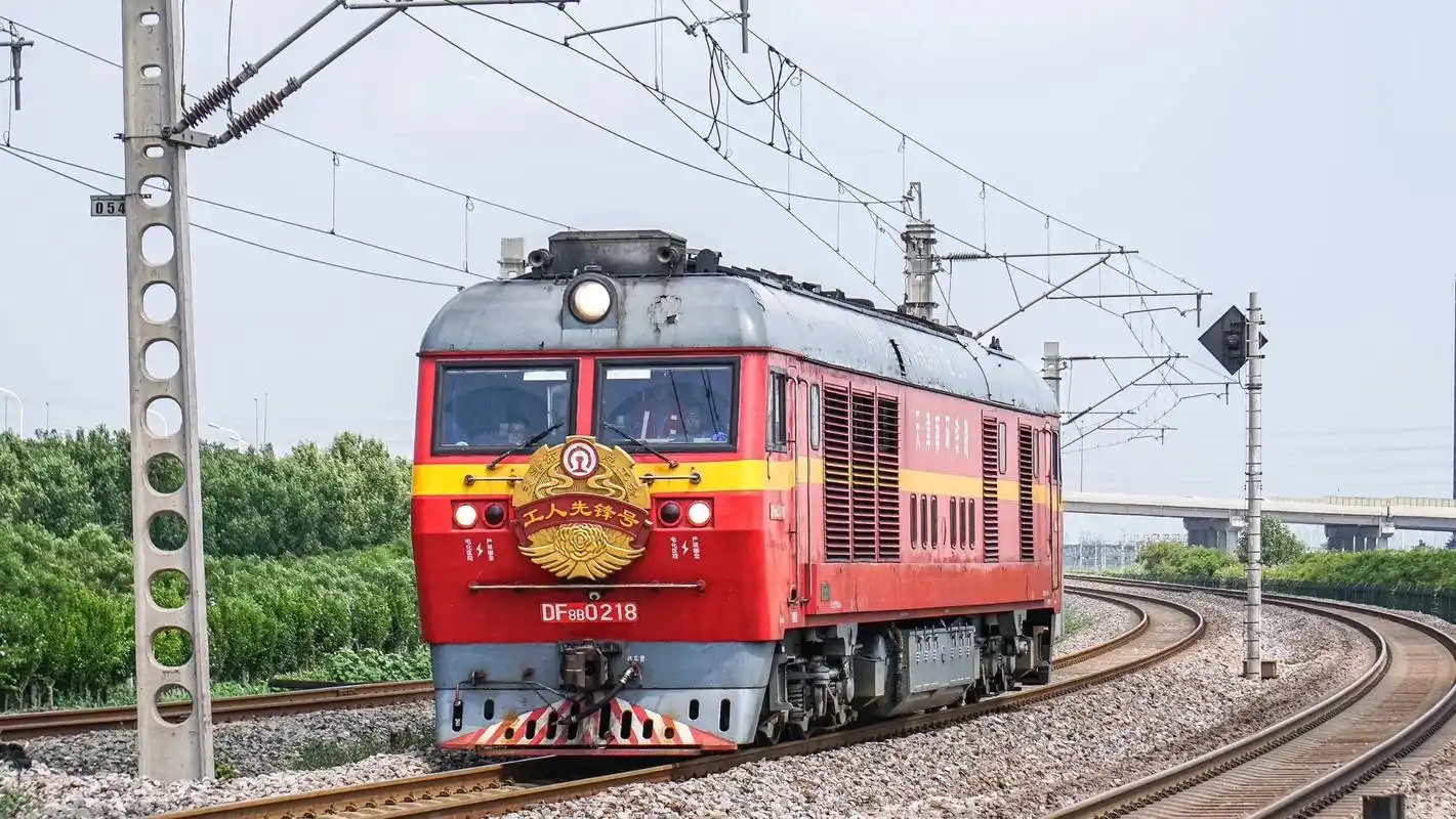 天津南环铁路"工人先锋号"机车.近期,京津冀地区面对罕见的特 - 抖音