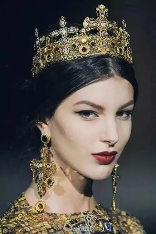 胖迪一秒变"女王"?"皇冠专业户"杜嘉班纳的大秀很震撼!