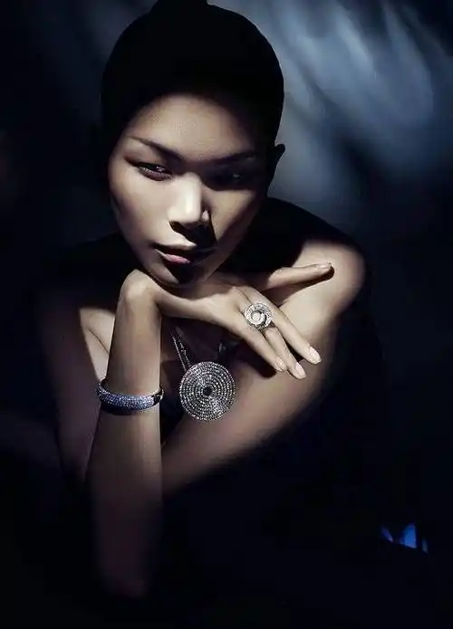 出身农村长相极"丑"的模特吕燕,嫁给国外富豪,生下帅气混血儿_简风