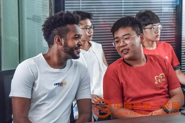 7月17日,宣讲团与留学生交流互动.(通讯员 林华婷 摄) (1).jpg