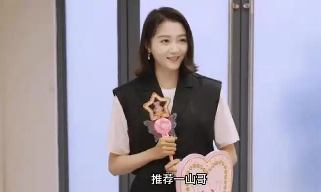 蔡徐坤,沙溢和郭麒麟三位成员,近日有一批路透图曝光,baby和关晓彤