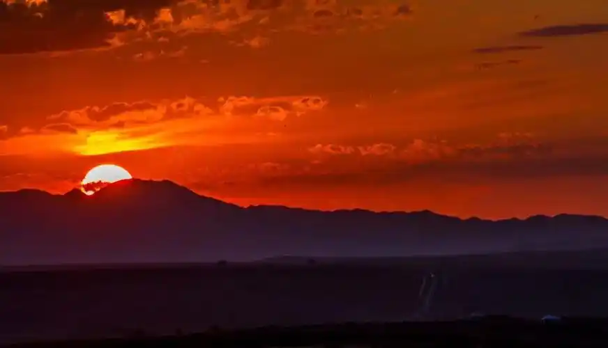 你瞧,温暖的阳光照耀在托里大地!