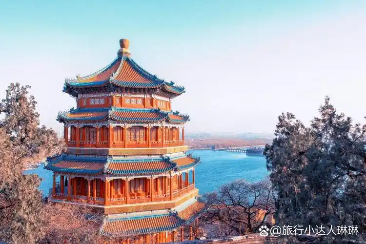 门:慈禧太后重建的排云门,拥有造型生动,铸造精美的铜狮,是颐和园中不