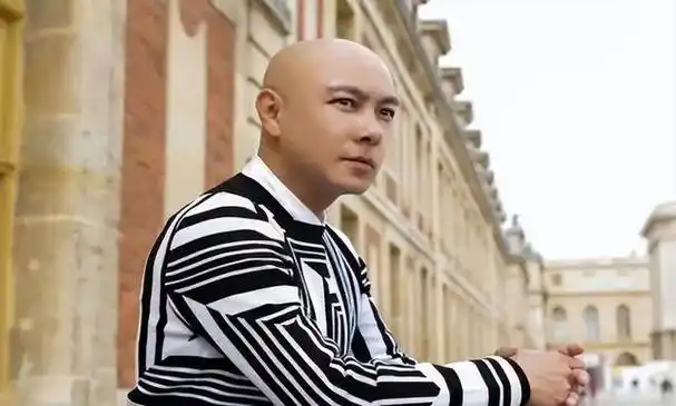 演员张卫健和妻子相爱27年至今无子宠妻如此的他现在怎样了