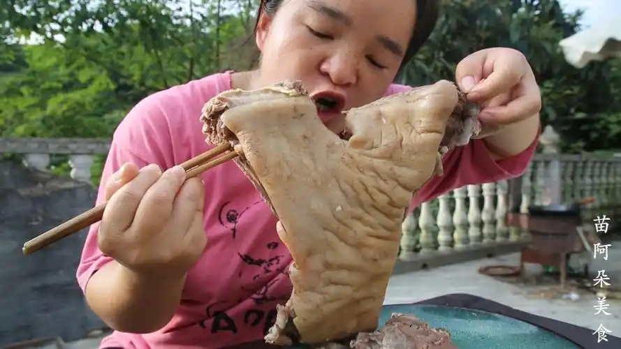 苗大姐半只羊排下锅炖大块吃肉大口吃饭看她吃流了一地的哈喇