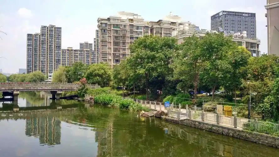 白马湖小区孔雀苑3室2厅2卫129㎡南北380万